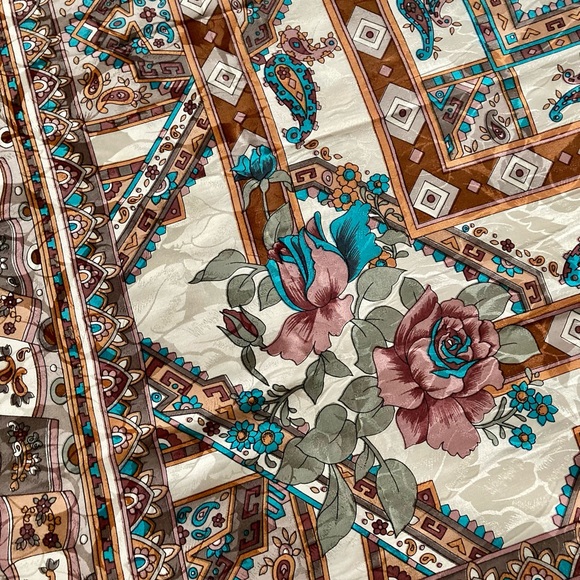 GONCA silk scarf, large vintage square shawl. - Picture 4 of 10